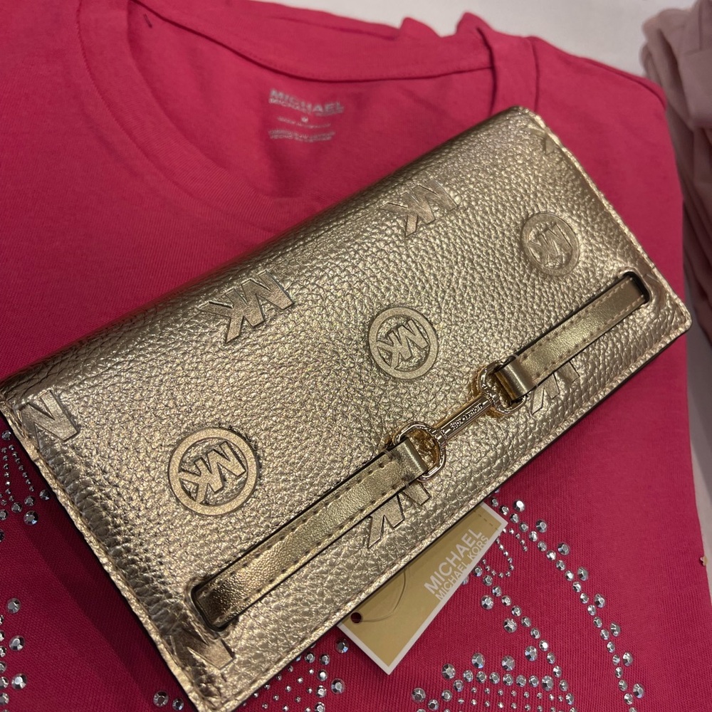 MICHAEL KORS Carson Lg Metallic Logo Debossed Snap Bifold Wallet
Pale Gold
NWT - Picture 12 of 16
